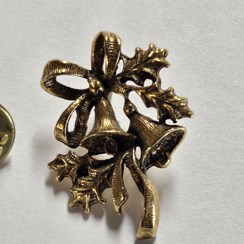 Vintage Bell Ribbon Bow Holly Leaves Festive Christmas Lapel Pin 1” Gold Tone